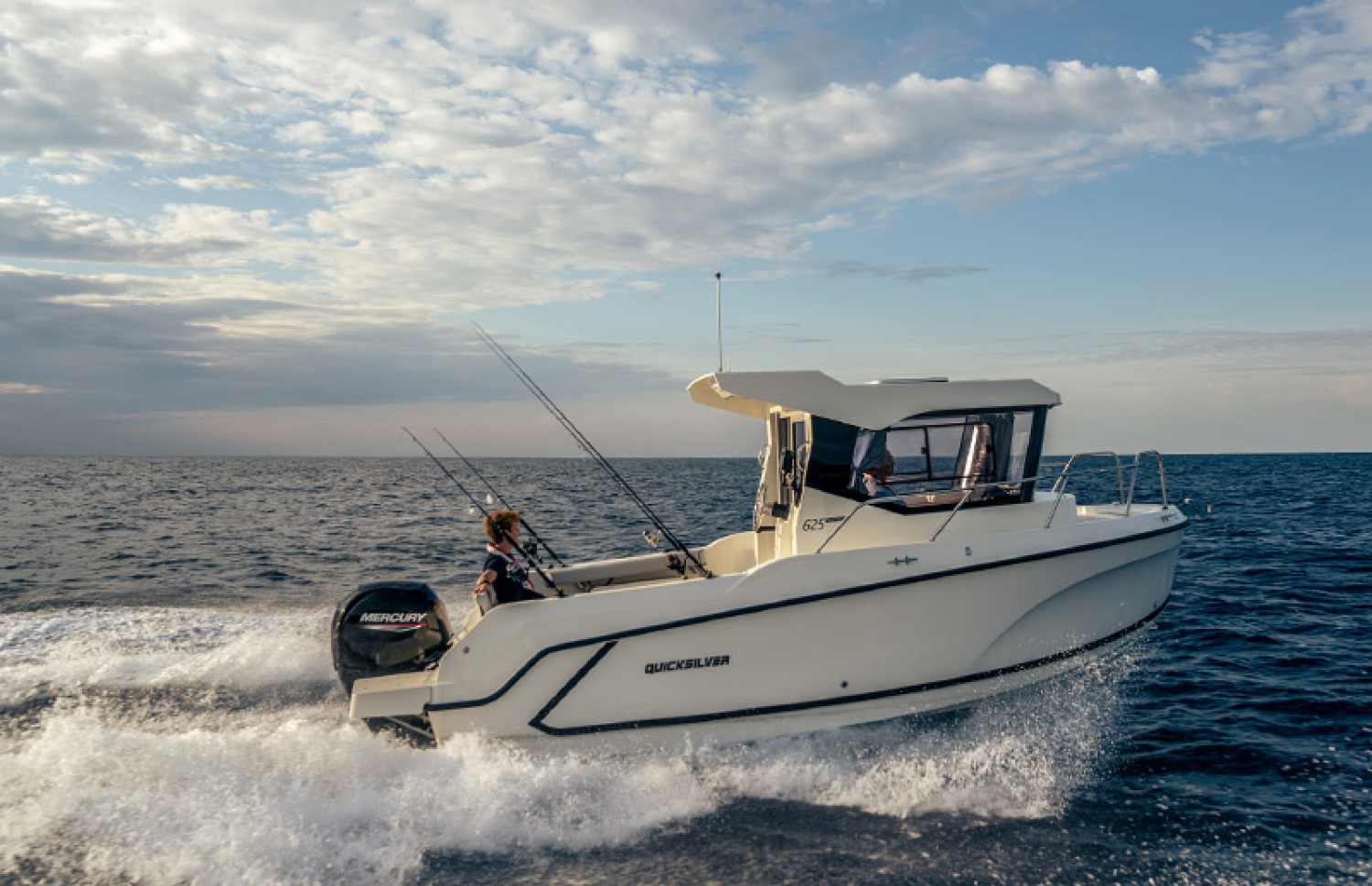 slider 3 Quicksilver Captur 625 Pilothouse